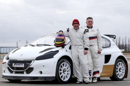 Jacques Villeneuve nos muestra su habilidad al volante de un coche de RallyCross