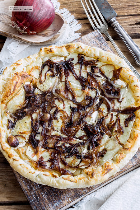 Tarta salada de queso brie y cebolla caramelizada. Receta fácil