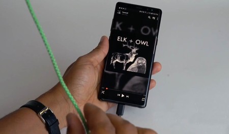 Google fabrica un cable de auriculares que detecta gestos para controlar la música