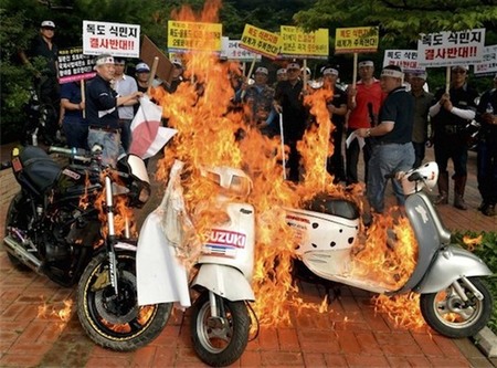 Protestas antijaponesas acaban quemando motos