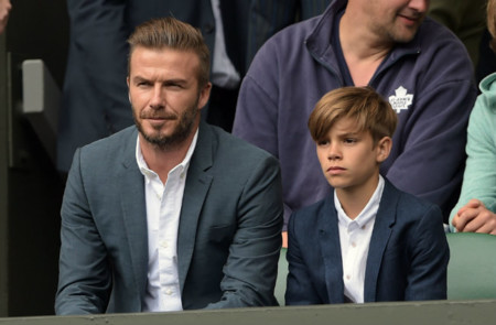 Estos sí que son looks de diez: impresionantes David y Romeo Beckham en Wimbledon