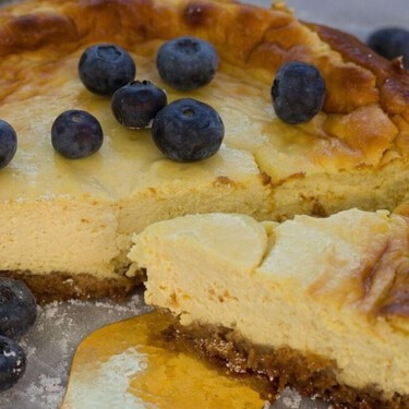 Cómo hacer un pay de arándanos sin horno y con solo 5 ingredientes: sin azúcar ni queso crema 