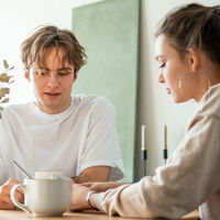 Adiós a las discusiones inútiles: cómo resolver conflictos con dos frases que siempre funcionan