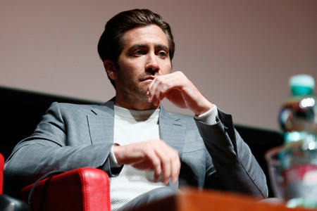 Jake Gyllenhaal se libera de la corbata este otoño cambiando la camisa por un suéter ligero