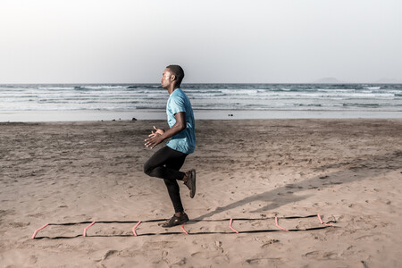 Entrena también en la playa: una rutina de HIIT que puedes hacer en la arena