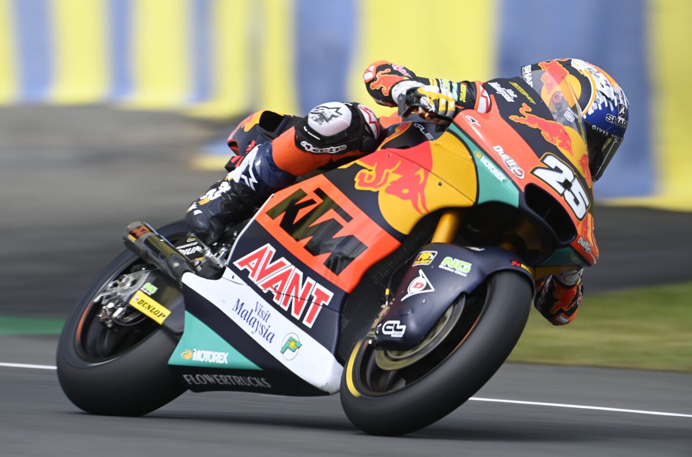 Raúl Fernández roza el liderato de Moto2 tras una consistente victoria de supervivencia en Le Mans