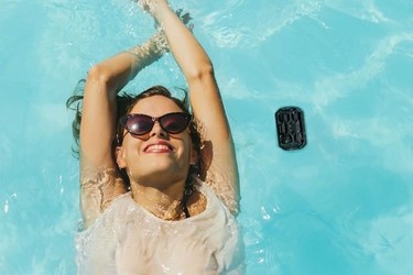 Disfruta de la mejor música en la playa y la piscina con el nuevo mini altavoz de Philips