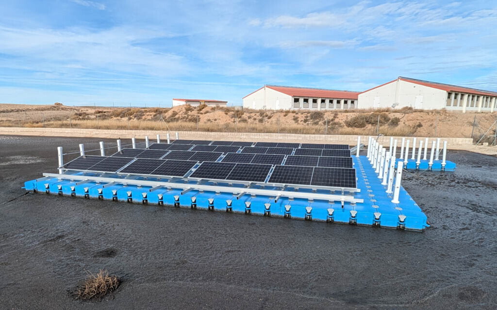 En Aragón, las granjas están empezando a hacer algo con sus balsas de purines: cubrirlas de paneles solares