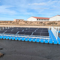 En Aragón, las granjas están empezando a hacer algo con sus balsas de purines: cubrirlas de paneles solares