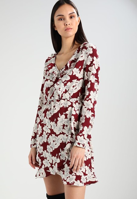 60% de descuento en el vestido estampado de Vila Vijolay en Zalando: ahora cuesta sólo 15,95 euros