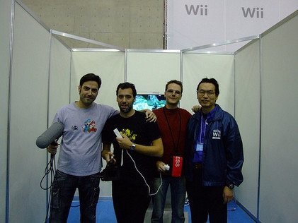 Jugando a la Wii con el máximo responsable de relaciones públicas de Nintendo