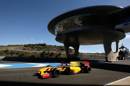 f1_robert-kubica-sigue-en-plena-forma-y-mejorando-con-el-renault-r30.jpg