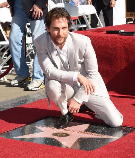 Pero qué bien acompañado se nos "estrelló" Matthew McConaughey