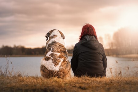 Una mujer junto a su perro