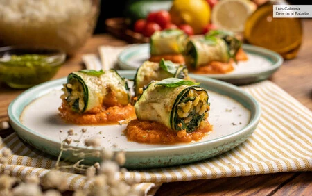 Rollitos de calabaza rellenos de espinacas, arroz y pesto. Receta fácil y rápida para este lunes sin carne o una entrada vegetariana para la cena de Navidad