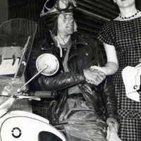 Su mujer falleció. Él se montó en una BMW como terapia y empezó a rodar.  Acabó marcándose un récord y BMW lo fichó como piloto 