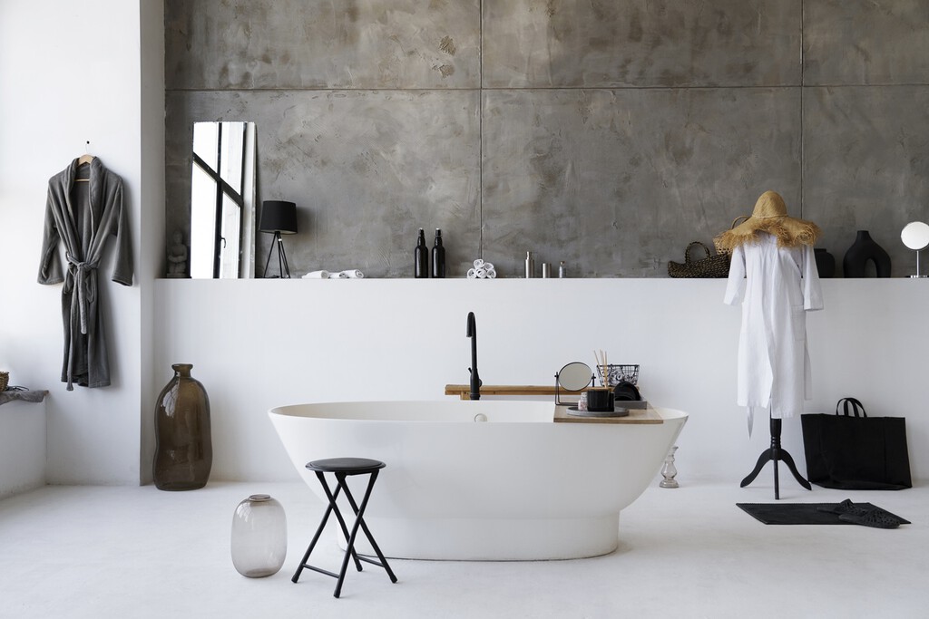 La solución bonita y funcional de Leroy Merlin para organizar el baño: una estantería multifunción que tiene hasta un cubo para la ropa sucia 