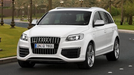 Um V12 diesel de 500 cv e 1000 Nm, você pode pensar que é um motor de caminhão, mas não, o motor deste Q7 é derivado das corridas. © Audi