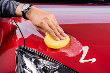 Perfeccionamos la técnica "wax on, wax off" de Karate Kid para encerar el auto