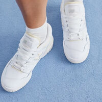 El outlet de New Balance liquida a casi el 60% de descuento las zapatillas retro más cómodas para lucir cada semana  