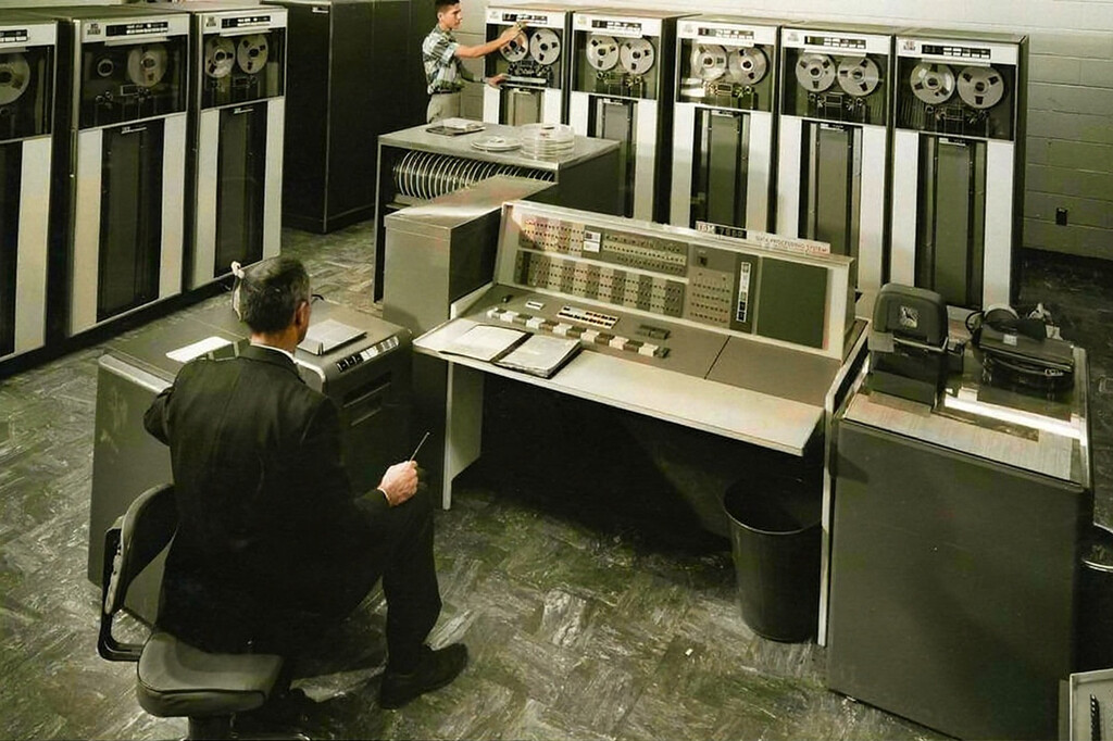 Hoy en día los programadores tienen a la IA: hace 60 años tenían que "picar" código literalmente en tarjetas perforadas