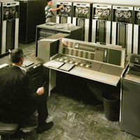 Hoy en día los programadores tienen a la IA: hace 60 años tenían que "picar" código literalmente en tarjetas perforadas 