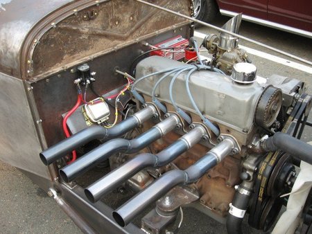 Motor cuatro cilindros clásico