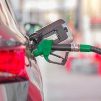 Tras más de 43 años trabajando en una gasolinera, consigue que la empresa le entregue 10.000 litros de combustible al jubilarse 