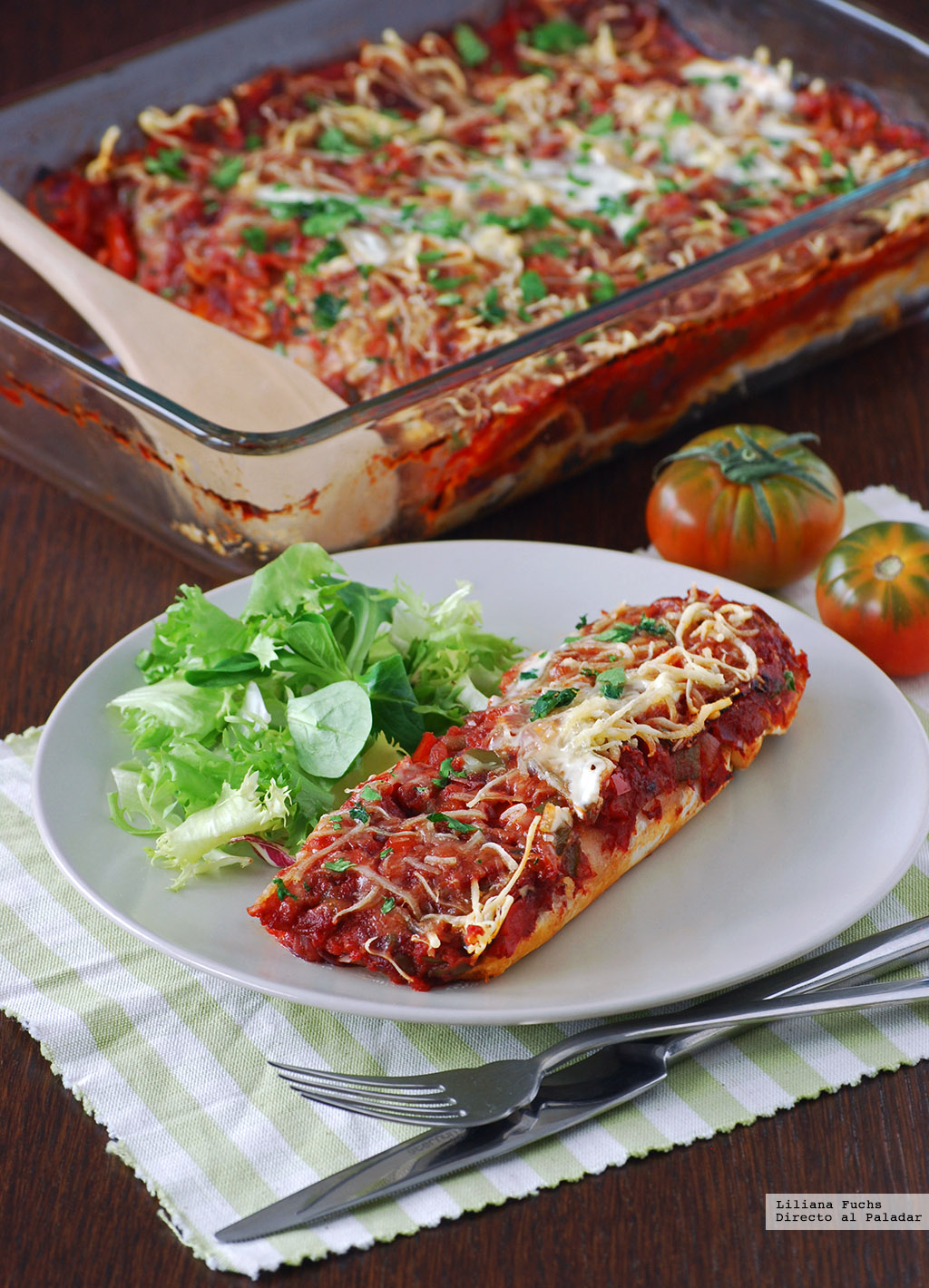 Enchiladas de pollo asado y salsa de tomate. Receta de aprovechamiento