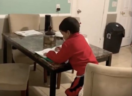 Alexa también sirve para hacer los deberes y así lo demuestra un niño de seis años en un vídeo que se ha hecho viral