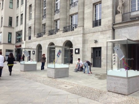 La futura Apple Store de Berlín estrena escaparates en plena calle