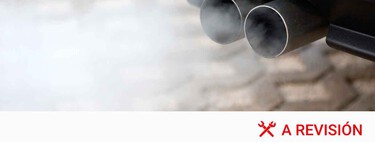 Humo blanco, humo azul. Qué significa y por qué debería preocuparte el color que sale por el tubo de escape de tu coche