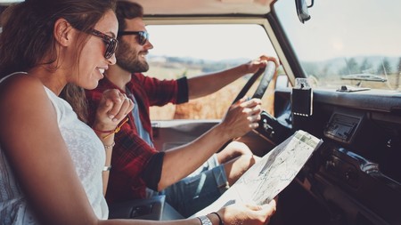 Pareja de viaje en su coche