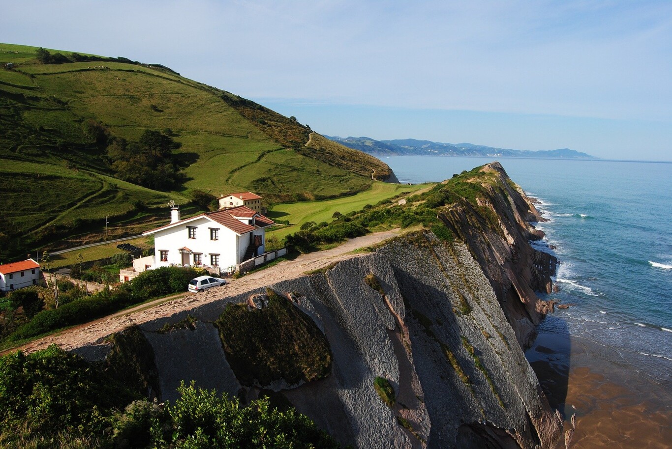Ruta en autocaravana por la costa del País Vasco: qué ver entre Bilbao y Biarritz y áreas en las que se pernoctar