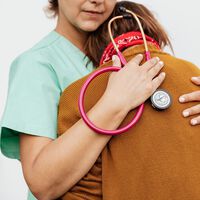 Mariana dejó su trabajo como maestra en Venezuela y ahora trabaja como cuidadora en Madrid: "En mi país ganaba 500 euros al mes, aquí gano 1.400" 