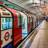 Londres estaba colapsada y tomó una decisión desesperada: meter su tranvía bajo tierra. Así nació el primer metro del mundo
