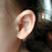 Implantes cocleares para bebés con sordera profunda, ¿qué son y cómo funcionan?