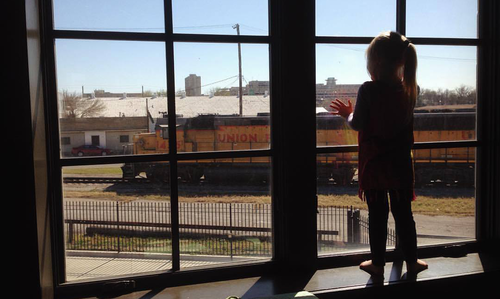 Por tres años una pequeña saludó a diario a los trenes, hasta que entró a la escuela y entonces sucedió algo muy emotivo 