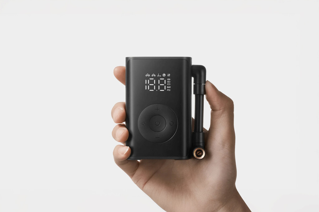 Parece un iPod, pero es la última obra maestra de Xiaomi: te llena las ruedas del coche en un pis pas con un tamaño ridículo  