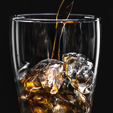 La máquina de hielo que prepara cubitos en seis minutos para que nunca falte hielo en refrescos ni en la sangría