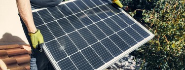 Limpiar las placas solares es esencial para que funcionen bien: cómo hacerlo, cada cuánto tiempo y con qué productos 