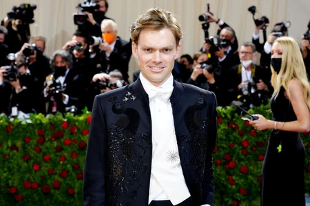 Mark Guiducci abre la alfombra roja de la MET Gala con un elegante y deslumbrante look