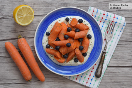 Zanahorias con arándanos sobre salsa de yogur especiada. Receta saludable