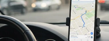 Llevar Google Maps o Waze en el coche es legal, pero hay varias razones por las que la DGT te puede multar 