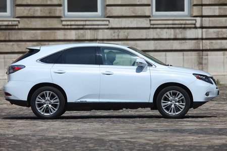 Tesla "electrotuneará" al Toyota RAV4 y Lexus RX