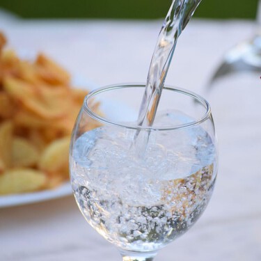 Si notas estas señales en tu cuerpo, puede que estés bebiendo demasiada agua con gas 