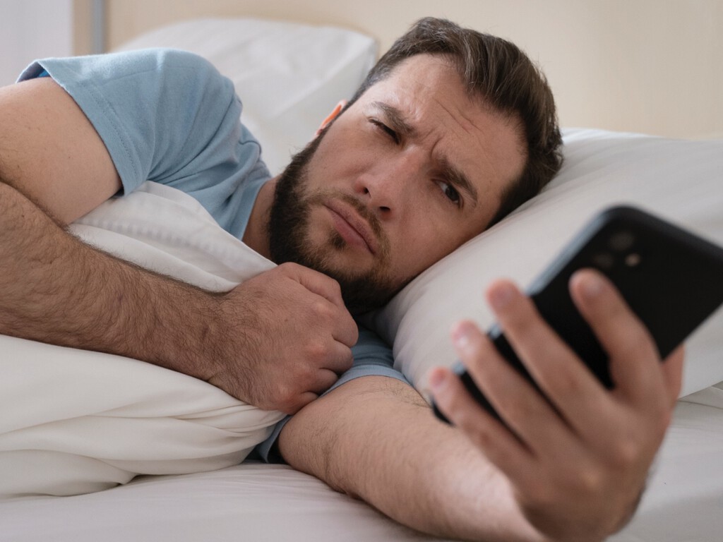Cargo mi iPhone fuera del dormitorio para levantarme antes. La ciencia confirma que también me ayuda a ser más feliz Cargo mi iPhone fuera del dormitorio para levantarme antes. La ciencia confirma que también me ayuda a ser más feliz