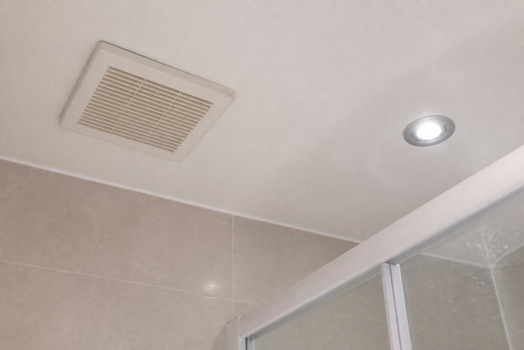 Si tienes extractor en el baño, mejor no lo apagues nada más ducharte: hay una razón para dejarlo trabajar un poco más 