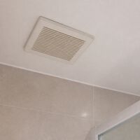 Si tienes extractor en el baño, mejor no lo apagues nada más ducharte: hay una razón para dejarlo trabajar un poco más 