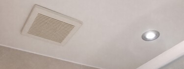 Si tienes extractor en el baño, mejor no lo apagues nada más ducharte: hay una razón para dejarlo trabajar un poco más 
